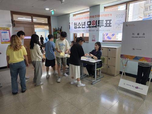 ◇춘천시청소년수련관(춘천 YMCA)이 28일 춘천초교 6학년 청소년을 대상으로 ‘2026년 청소년이 직접 뽑는 제9회 전국동시지방선거 청소년 모의투표 ’를 실시했다. 사진-=춘천 YMCA 제공