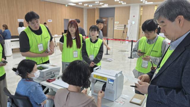 대구시선거관리위원회의 공정선거참관단이 28일 오후 경산시 북부동 사전투표소에서 열린 사전투표 모의시험 운영 과정을 참관하고 있다. 강은경 기자 ekkang@imaeil.com