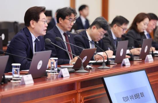 이재명 대통령이 28일 청와대에서 수석보좌관회의를 주재하고 있다. 연합뉴스
