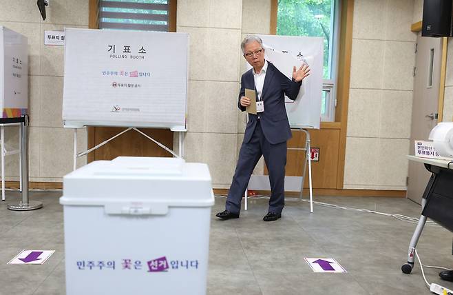▲ 제9회 전국동시지방선거 사전투표를 하루 앞둔 28일 대구 서구 상중이동행정복지센터에 마련된 사전투표소에서 대구시선거관리위원회 위원장이 준비 상황을 점검하고 모의시험을 진행하고 있다. 권남인 기자 kni@kyongbuk.com