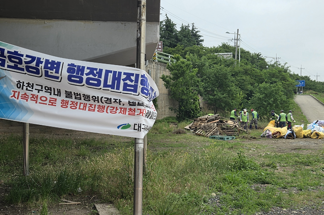 하천구역 내 불법행위에 대한 행정대집행이 진행 중인 28일 오전 대구 북구 금호강 무태교 하단 하천부지 모습. 최시웅기자