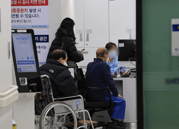 서울 한 대학병원에서 의료진이 고령층 환자와 대화하고 있다. [출처=연합]