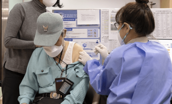 서울의 한 의료기관에서 한 어르신이 치료를 받는 모습. [출처=연합]
