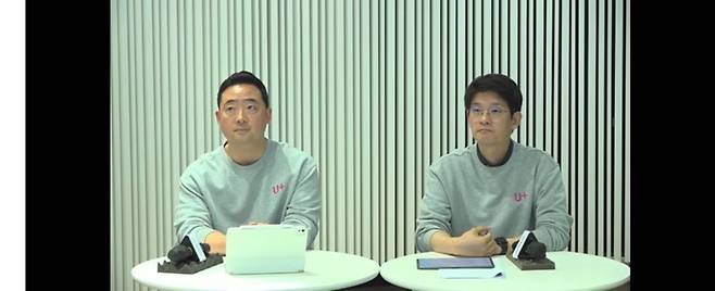 사진은 LG유플러스 용산사옥 스튜디오에서 28일 열린 온라인 미디어 브리핑에서 강진욱 모바일/디지털사업그룹장(상무, 왼쪽)과 장준영 마케팅그룹장(상무)이 질문에 답하는 모습. 심화영기자