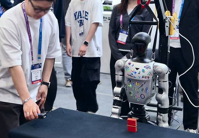 크라우드웍스 관계자가 이달 열린 'AI EXPO 2026' 피지컬 AI 부스에서 휴머노이드 로봇을 이용한 실시간 데이터 수집 과정을 시연하고 있다. (사진=크라우드웍스)