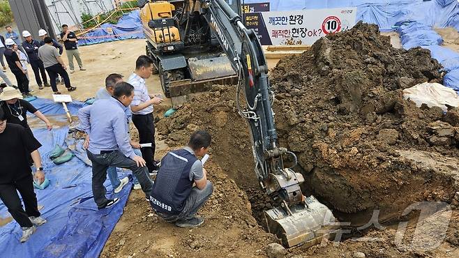 광주시가 건설노조, 광주시의회, 북구의회, 시공사 관계자 등이 참석한 가운데 일곡근린공원에서 건축폐기물 매립 의혹에 대한 현장조사를 하고 있다.(광주시 제공)2024.6.26 ⓒ 뉴스1 박준배 기자