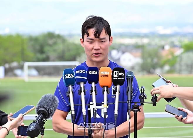 축구국가대표팀의 오현규가 28일(한국시간) 미국 유타주 헤리먼 자이언스 뱅크 트레이닝 센터에서 훈련을 하기 전 취재진과 인터뷰를 하고 있다. 헤리먼(미 유타주) | 박진업 기자 upandup@sportsseoul.com