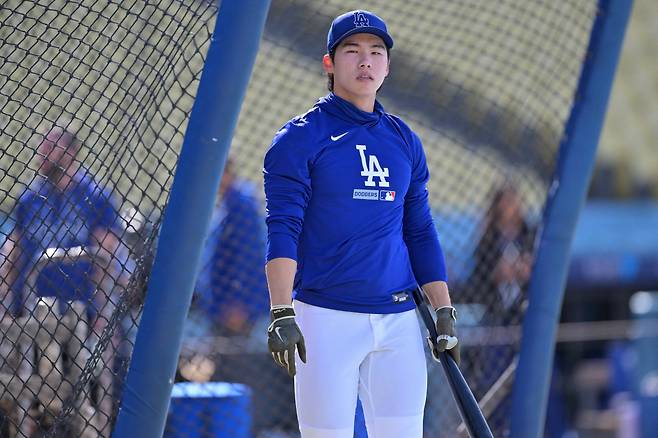 LOS ANGELES, CALIFORNIA - MAY 26: Hyeseong Kim #6 of the Los Angeles Dodgers takes batting practice prior to the game against the Colorado Rockies at Dodger Stadium on May 26, 2026 in Los Angeles, California.   Jayne Kamin-Oncea/Getty Images/AFP (Photo by Jayne Kamin-Oncea / GETTY IMAGES NORTH AMERICA / Getty Images via AFP)        <저작권자(c) 연합뉴스, 무단 전재-재배포, AI 학습 및 활용 금지>