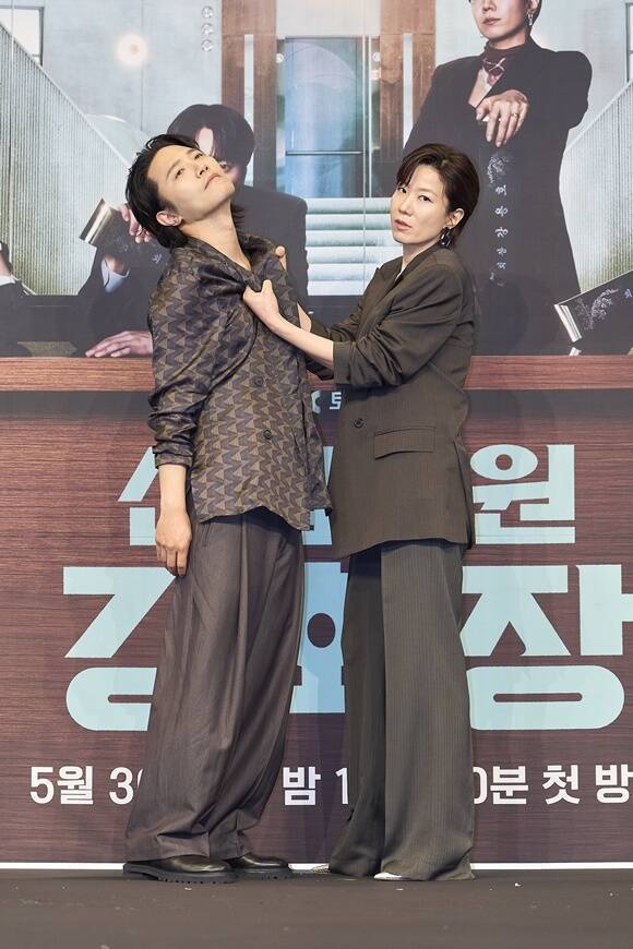 배우 진구(왼쪽)와 전혜진이 JTBC 새 토일드라마 '신입사원 강회장'에서 남매 케미스트리를 선보인다. /JTBC