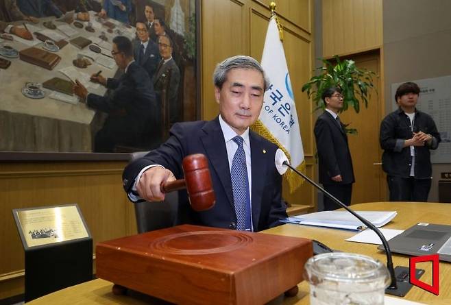 신현송 한국은행 총재가 28일 오전 서울 중구 한국은행에서 열린 금융통화위원회 본회의에 참석해 의사봉을 두드리고 있다. 사진공동취재단/20260528