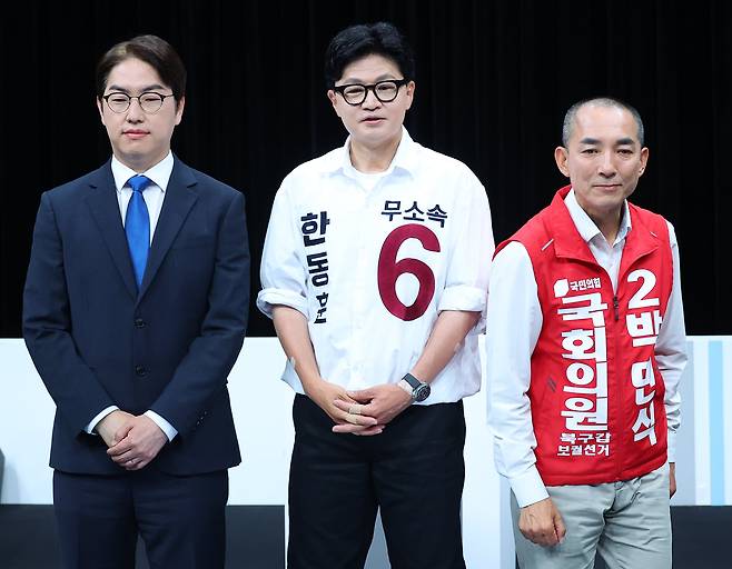28일 오후 부산 동구 부산 MBC에서 열린 북갑 보궐선거 후보자 토론회에서 더불어민주당 하정우(왼쪽부터), 무소속 한동훈, 국민의힘 박민식 후보가 토론에 앞서 나란히 서 있다. /연합뉴스