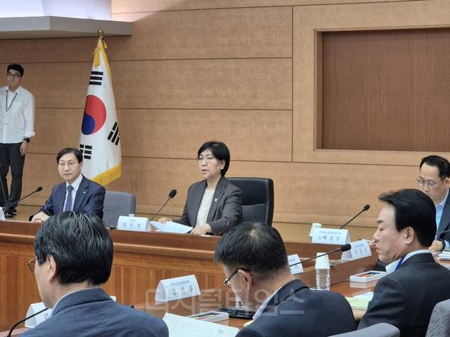 국민연금기금운용위원장인 정은경 보건복지부 장관이 28일 정부서울청사에서 열린 국민연금기금운용위원회에서 모두발언하고 있다. 사진=강승구 기자