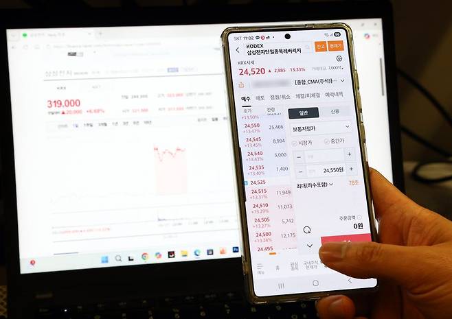 삼성전자와 SK하이닉스 단일종목 레버리지 상장지수펀드(ETF)가 출시된 지난 27일 서울의 한 사무실에서 개인 투자자가 모바일트레이딩시스템(MTS)을 살펴보고 있다. 사진=뉴스1