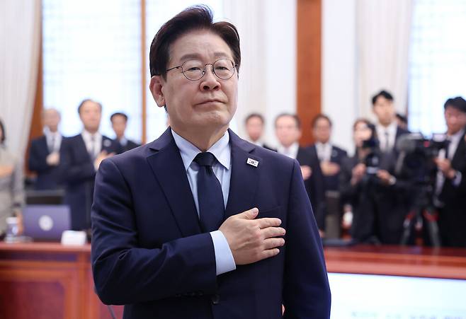 이재명 대통령이 28일 청와대에서 열린 수석보좌관회의에서 국기에 경례하고 있다. 연합뉴스