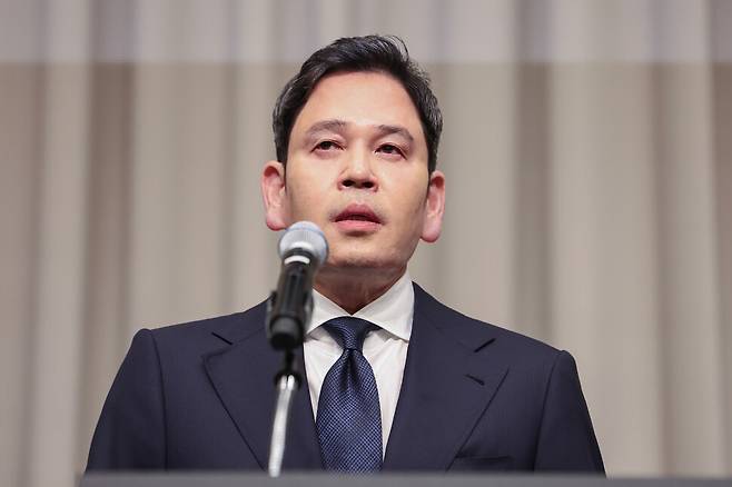 정용진 신세계그룹 회장이 지난 26일 서울 강남구 조선팰리스 호텔에서 스타벅스 ‘5·18 탱크데이’ 마케팅 논란과 관련해 사과문을 발표하고 있다. 연합뉴스