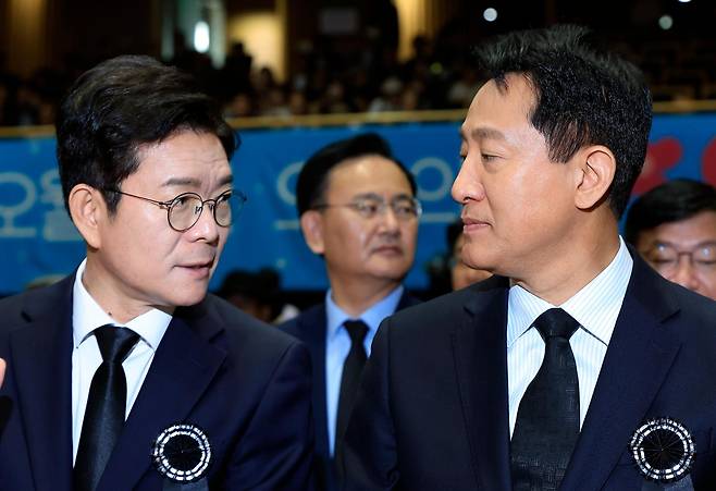 정원오(왼쪽) 더불어민주당 서울시장 후보와 오세훈 국민의힘 서울시장 후보가 18일 서울 중구 서울시청 다목적홀에서 열린 5·18민주화운동 제46주년 서울기념식에서 대화를 나누고 있다. 뉴스1