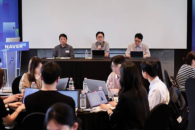 28일 서울 중구 더플라자 호텔에서 '인공지능(AI) 시대 네이버의 데이터·콘텐츠 전략'을 주제로 열린 기자 간담회에서 왼쪽부터 김상범 검색플랫폼 부문장, 김광현 최고데이터·콘텐츠책임자(CDO), 이일구 콘텐츠 서비스 부문장이 질문에 답변하고 있다. [사진=네이버]