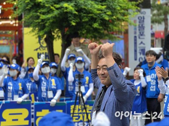 28일 청주성안길에서 열린 더불어민주당 집중유세에서 이종원 골목골목선대위원장이 기호 1번을 상징하는 엄지손가락을 치켜들고 있다. [사진=이용민 기자]