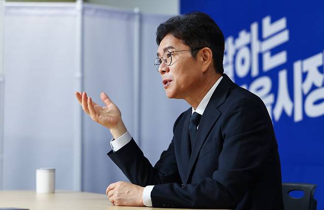 정원오 더불어민주당 서울시장 후보가 27일 서울 중구 태평빌딩 선거 캠프에서 중앙일보와 인터뷰 하고 있다. 김종호 기자