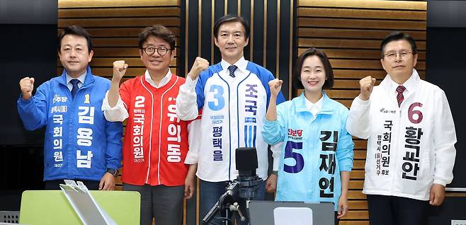 경기 평택을에 출마하는 국회의원 후보자들이 27일 서울 양천구 목동 CBS에서 열린 ‘박재홍의 한판승부’ 평택을 후보자 초청 토론회에서 기념 촬영을 하고 있다. 김용남 더불어민주당 후보(왼쪽부터), 유의동 국민의힘 후보, 조국 조국혁신당 후보, 김재연 진보당 후보, 황교안 자유와혁신 후보. 노컷뉴스