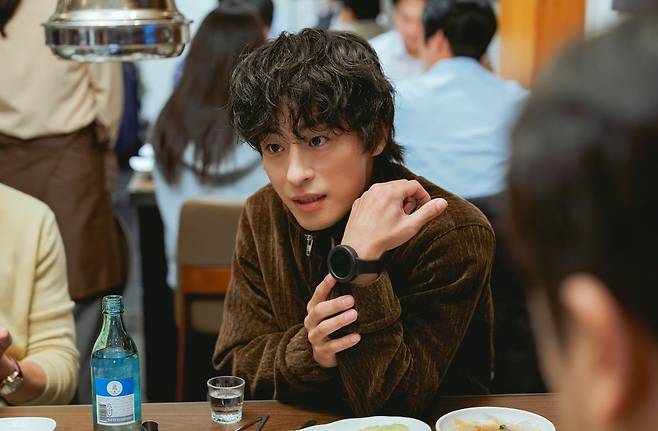 JTBC 드라마 '모두가 자신의 무가치함과 싸우고 있다' 속 만년 영화감독 지망생 황동만(구교환)이 자신이 느끼는 감정을 표시하는 '감정 워치'에 대해 설명하고 있다. [사진 JTBC]