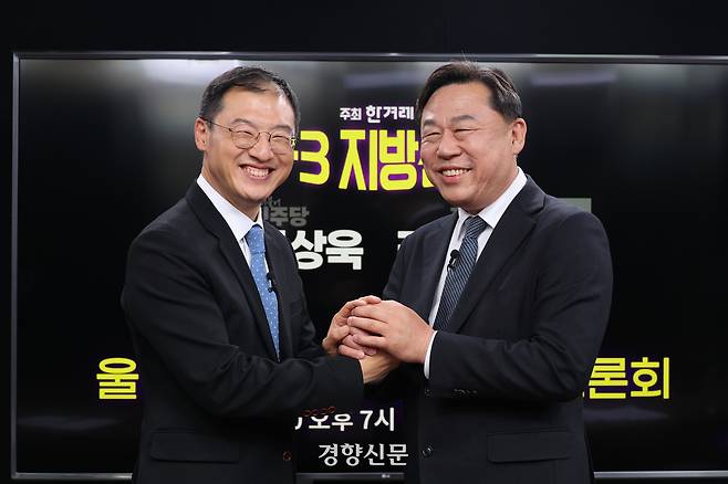 6·3 지방선거 울산시장 선거에 출마한 김상욱 더불어민주당 후보(왼쪽)와 김종훈 진보당 후보가 지난 20일 서울 마포구 공덕동 한겨레신문사 스튜디오에서 열린 토론회에 앞서 기념사진을 찍고 있다. 국회사진기자단