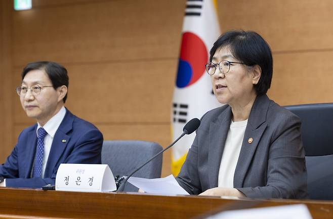 국민연금기금운용위원장인 정은경 보건복지부 장관이 28일 서울정부청사에서 제5차 회의를 진행하고 있다. 복지부 제공