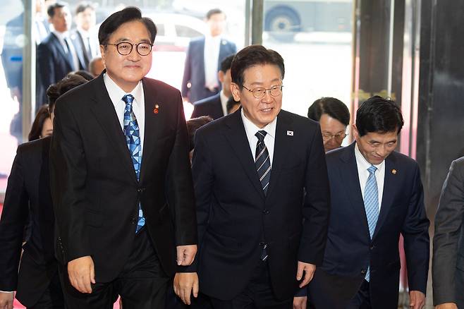 이재명 대통령이 지난 4월2일 서울 여의도 국회에서 26조2000억 원 규모의 2026년도 1차 추가경정예산안에 대한 시정연설을 하기 위해 본청에 들어서며 우원식 국회의장과 인사한 후 이동하고 있다. 국회사진기자단