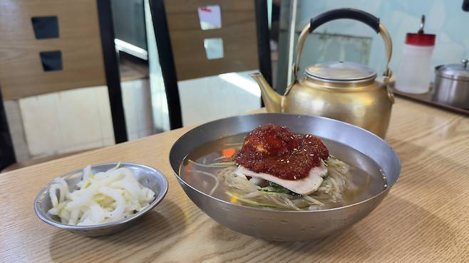 Naeho Naengmyeon's "milmyeon," or wheat noodles [WOO JI-WON]