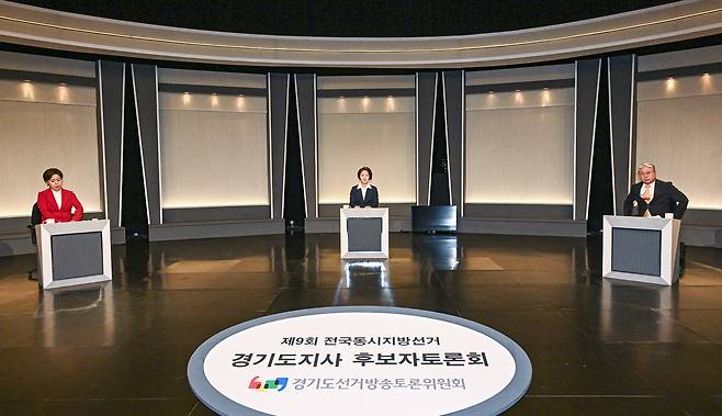 양향자, 추미애, 조응천 경기지사후보(왼쪽부터)가 27일 서울시 영등포구 KBS 본관에서 열린 제9회 전국동시지방선거 경기도지사 후보자토론회에서 토론을 준비하고 있다. 경기사진공동취재단