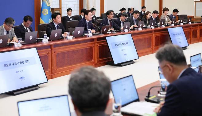 이재명 대통령이 28일 청와대에서 수석보좌관회의를 주재하고 있다. 연합뉴스