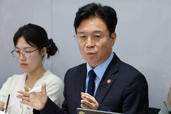 ▲ 김영훈 고용노동부 장관이 5월27일 정부세종청사 고용노동부 기자실에서 열린 출입기자단 차담회에서 국민주권정부 1년간 이룬 성과와 삼성전자 노사문제 등 노동 현안에 대해 발언하고 있다. ⓒ연합뉴스
