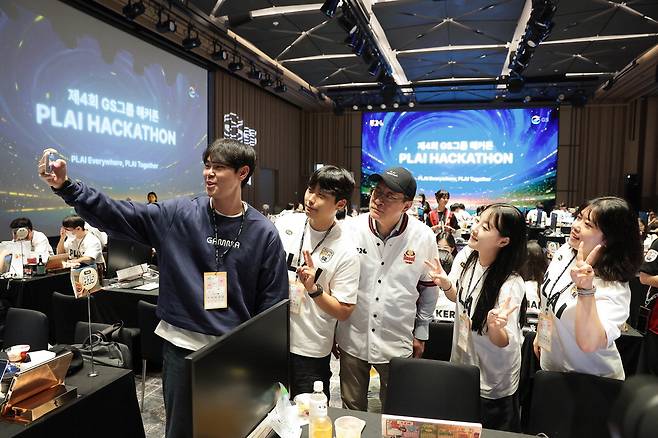 허태수 GS그룹 회장이 지난해 9월 웨스틴 서울 파르나스에서 열린 '제 4회 GS그룹 해커톤에서 참가직원들과 기념사진을 촬영하고 있다. GS