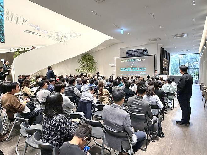 반도체 수혜지로 꼽히는 용인 수지구 '수지자이 에디시온' 분양 현장에서 열린 설명회에 방문객들이 몰려 설명을 듣고 있다. GS건설