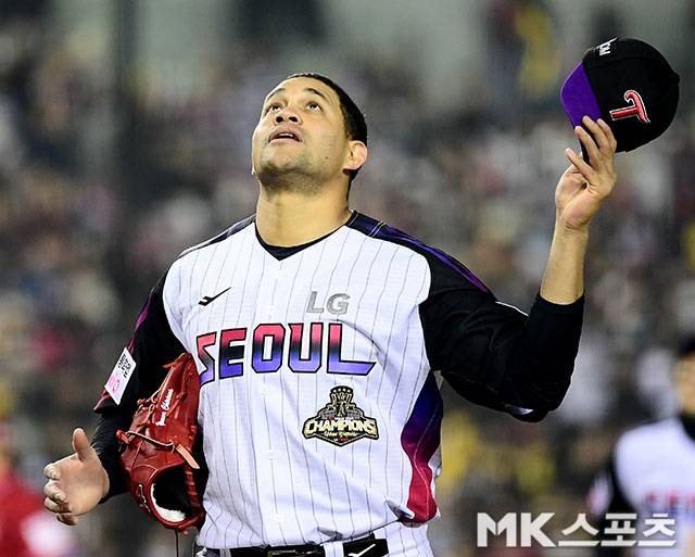 4월 10일 오후 서울 잠실구장에서 ‘2026 신한 SOL KBO 리그’ SSG 랜더스와 LG 트윈스 경기가 열렸다. LG 선발 치리노스가 5회초 2사 만루에서 SSG 한유섬을 내야뜬공으로 처리한 후 더그아웃으로 향하고 있다. 사진=김영구 기자