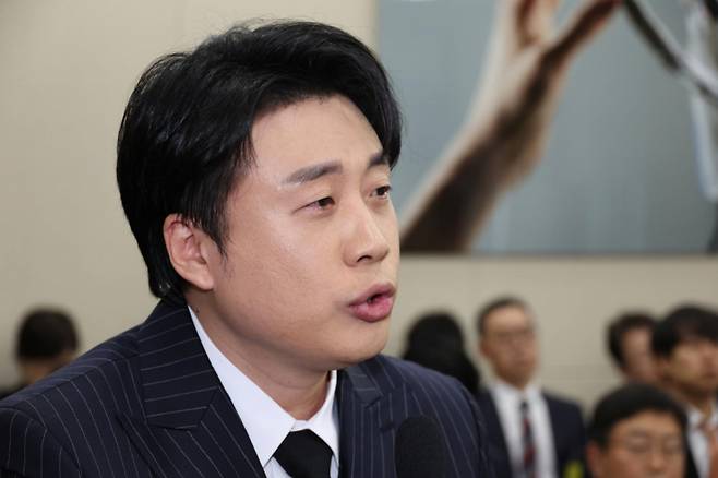 김세의 가로세로연구소(이하 가세연) 대표가 구속되면서 가세연이 사실상 경영 공백을 겪게 됐다. 이런 가운데 가세연 지분 50%를 보유한 은현장(사진)씨가 경영권 확보를 위해 팔을 걷어붙였다. 은현장씨가 지난해 10월30일 서울 여의도 국회에서 열린 과학기술정보방송통신위원회 국정감사에 참고인으로 출석해 이준석 개혁신당 의원의 질의에 답하고 있다. /사진=뉴시스