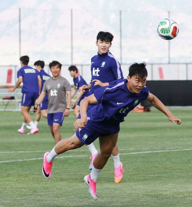 오현규가 28일 오전(한국시간) 미국 유타주 헤리먼의 자이언스 뱅크 트레이닝센터에서 열린 한국 축구대표팀 훈련에서 헤딩을 시도하고 있다.  연합뉴스