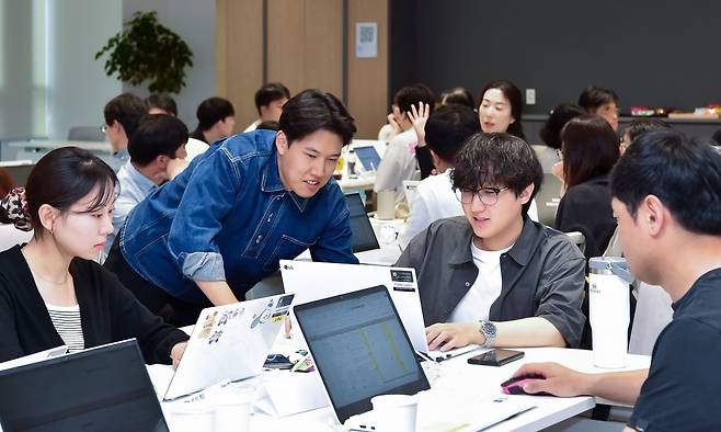 LG화학 임직원들이 인공지능(AI) 활용 교육에 참여해 개인 맞춤형 AI 에이전트를 개발하고 있다. [LG화학 제공]