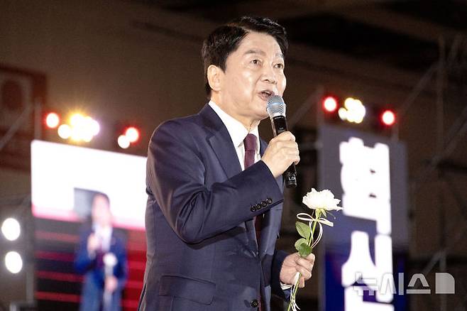 [청주=뉴시스] 고승민 기자 = 안철수 국민의힘 의원이 12·3 비상계엄 해제 표결 방해 혐의로 내란특검(특별검사 조은석)에 기소된 추경호 국민의힘 의원 재판에 내달 10일 증인으로 출석할 예정이다. 사진은 안의원이 지난해 8월 22일 오후 충북 청주 오스코에서 열린 국민의힘 제6차 전당대회에서 비전발표를 하는 모습. (공동취재) 2026.05.28. photo@newsis.com