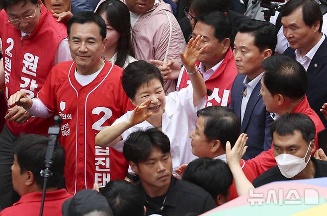 [원주=뉴시스] 김근수 기자 = 박근혜 전 대통령이 28일 오전 강원 원주 중앙시장에서 열린 김진태 국민의힘 강원도지사 후보 지지 현장 방문에서 시민들에게 인사를 하고 있다. 2026.05.28. ks@newsis.com
