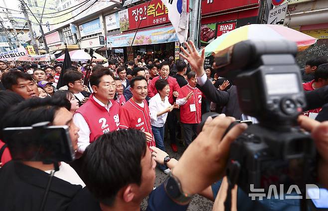 [원주=뉴시스] 김근수 기자 = 박근혜 전 대통령이 28일 오전 강원 원주 중앙시장에서 열린 김진태 국민의힘 강원도지사 후보 지지 현장 방문에서 시민들에게 인사를 하고 있다. 2026.05.28. ks@newsis.com
