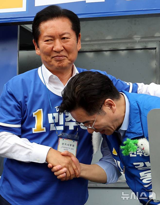 [서울=뉴시스] 박주성 기자 = 더불어민주당 정청래 총괄상임선거대책위원장이 28일 오전 서울 강동구 암사역사거리에서 김종무 강동구청장 후보 지지 발언을 마친후 포옹하고 있다.  2026.05.28. park7691@newsis.com