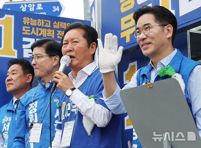 [서울=뉴시스] 박주성 기자 = 더불어민주당 정청래 총괄상임선거대책위원장이 28일 오전 서울 강동구 암사역사거리에서 김종무 강동구청장 후보 지지를 호소하고 있다.  2026.05.28. park7691@newsis.com