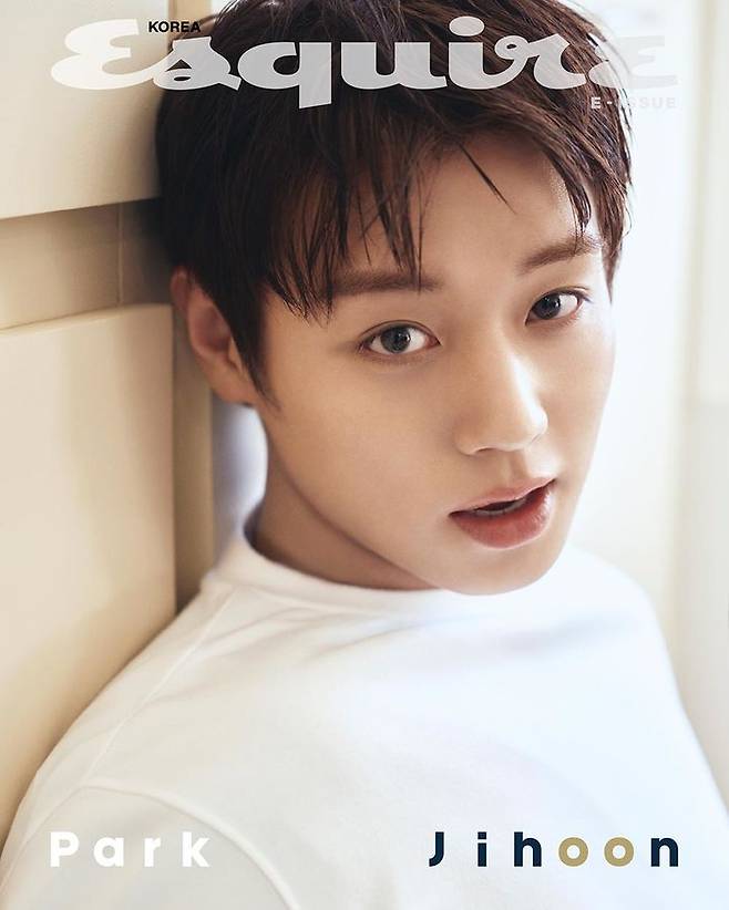 Singer and actor Park Ji-hoon exudes a fresh, early-summer charm in his digital cover shoot for Esquire magazine. The shoot was done in collaboration with fragrance brand Formant, and Park shared his love for his favorite fragrances.This year, Park Ji-hoon solidified his position as a box office actor with the movie The Man Who Lives with the King, which has accumulated over 16 million viewers. He also recently released a solo album and held a successful fan meeting.