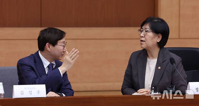 [서울=뉴시스] 조수정 기자 = 정은경 보건복지부 장관이 28일 오후 서울 종로구 정부서울청사 별관 국제회의실에서 2026년도 제5차 국민연금기금운용위원회를 주재하기 앞서 김성주(왼쪽) 국민연금공단 이사장과 대화하고 있다. 2026.05.28. chocrystal@newsis.com