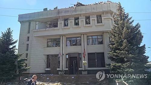 드론 공격으로 파괴된 러시아 중앙은행 세바스토폴 지점 2026년 5월 27일(현지시간) 러시아가 통제하는 크림반도 세바스토폴의 러시아 중앙은행 세바스토폴 지점이 우크라이나군의 드론과 미사일 공격으로 파괴된 영상의 화면 캡처. 러시아가 임명한 세바스토폴 지사 미하일 라즈보자예프 제공.  [세바스토폴 로이터=연합뉴스 제공]