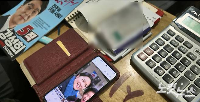 26일 전주시 송천동 농수산도매시장에서 만난 서효순(78)씨가 지난1월 초 최한별 후보와 찍은 사진을 보여주고 있다. 심동훈 기자