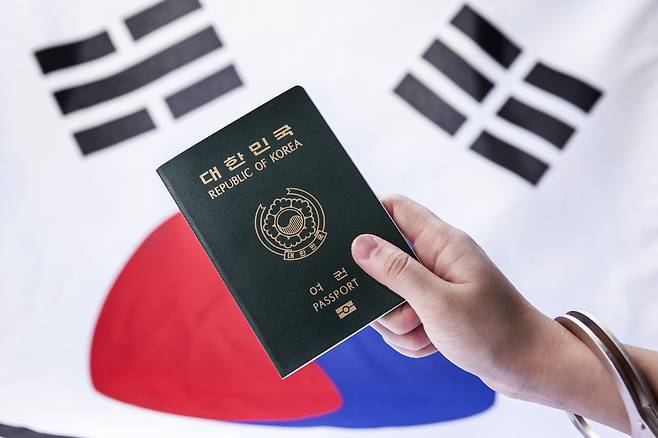 다음달부터는 유효기간이 남은 여권의 재발급을 신청할 때 기존 여권을 가져가지 않아도 된다. 클립아트코리아