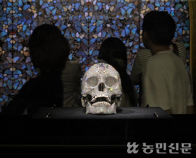 ‘신의 사랑을 위하여(2007)’의 두개골 치아는 18세기에 살았던 것으로 추정되는 실제 인간 해골의 것이다.