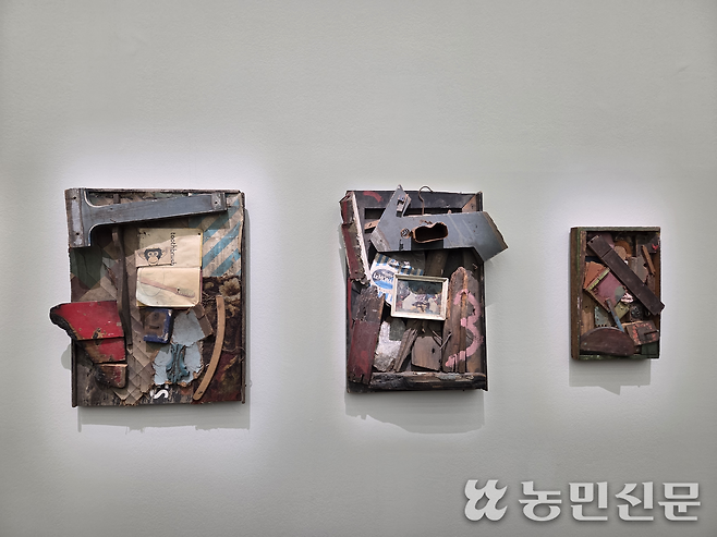 왼쪽부터 데이미언 허스트의 ‘원숭이 칫솔(1986)’, ‘세 토끼(1986)’, ‘작고 붉은 바퀴로부터의 확장(1985)’.